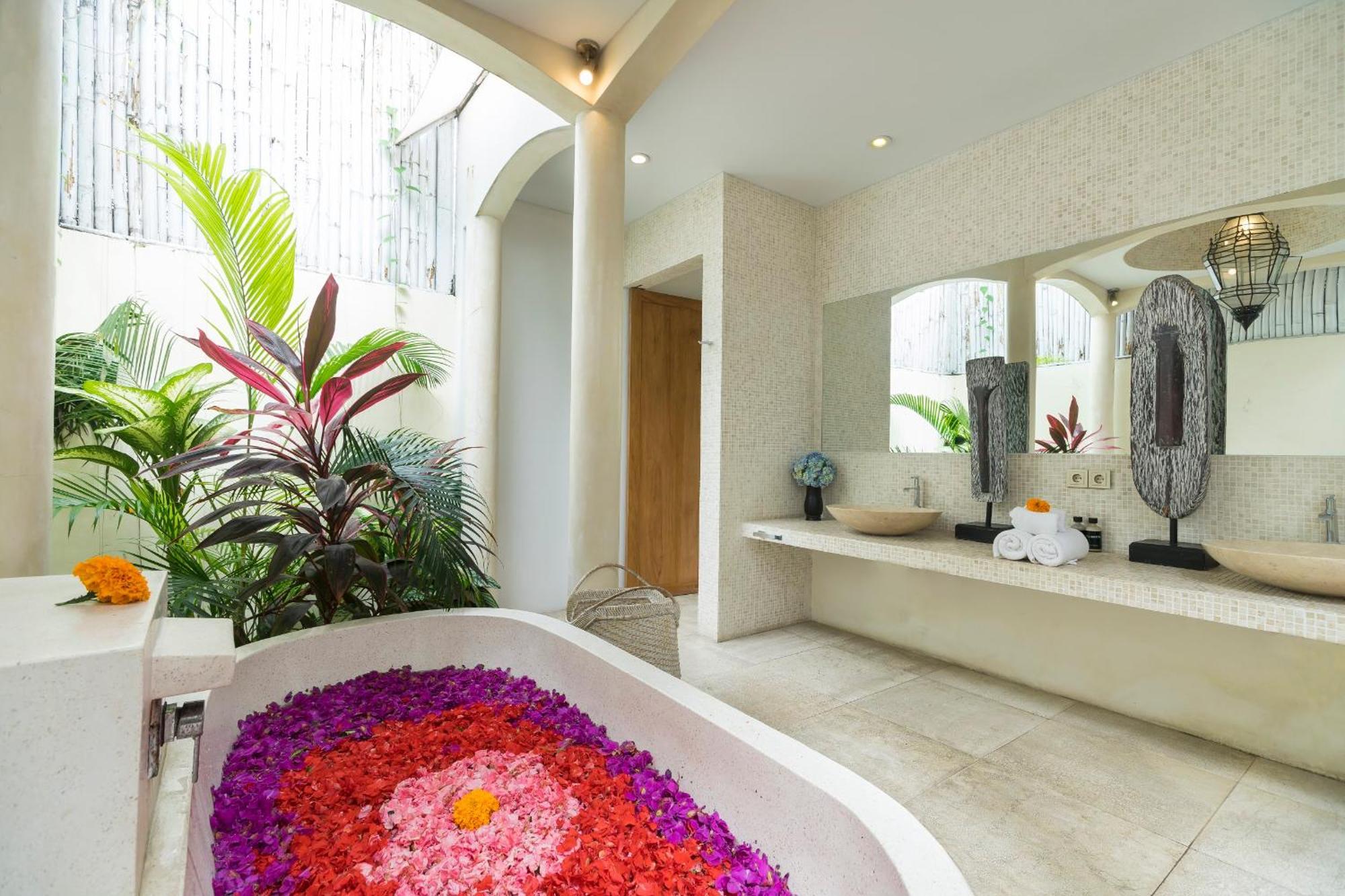 Elegant Villa Casabianca - Tropical Pool & Garden, Near Potato Head Beach Club! Seminyak  Luaran gambar