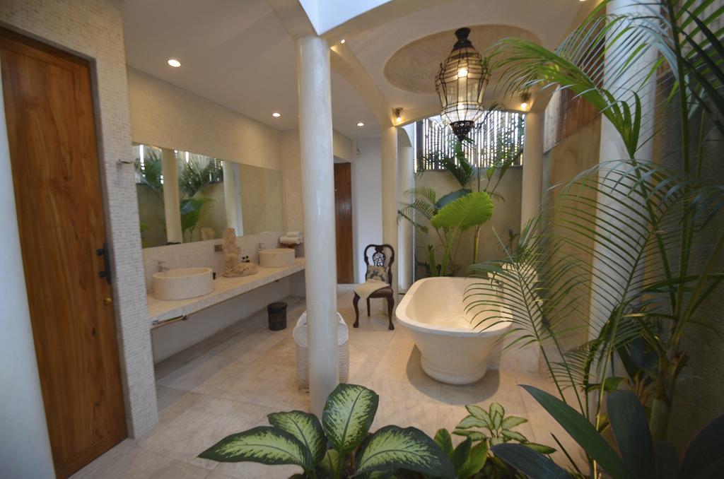 Elegant Villa Casabianca - Tropical Pool & Garden, Near Potato Head Beach Club! Seminyak  Bilik gambar